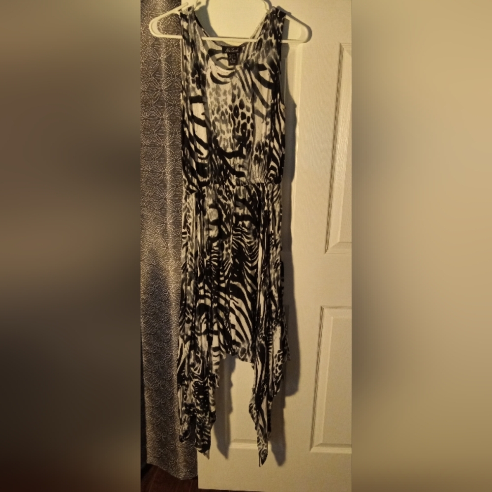 Black and white patterned long top